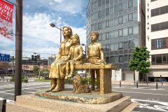 Golden statue of children in front of Oita Station
