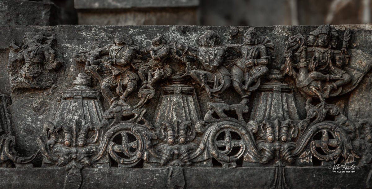 Freziers along the wall of Hoysaleshwara Temple