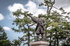 Yoshiharu Horio bronze statue at the main gate of Matsue Castle