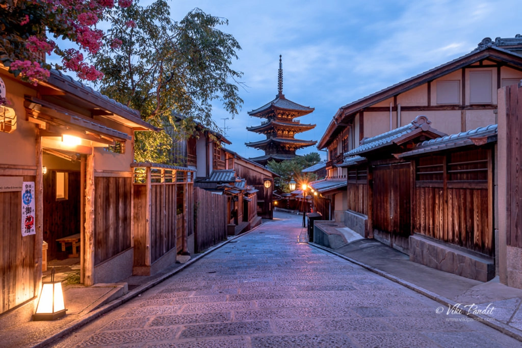 An evening at Yasaka-no-tō Pagoda